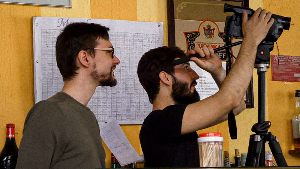 Lorenzo Ayuso y Roberto Castelli, directores del videoclip 'Nostalgia' para la banda Nostalghia, miran la cámara antes de la grabación de una escena.